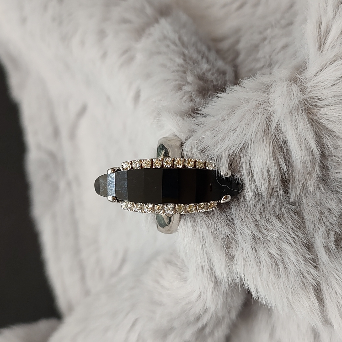 Statement Black Stone